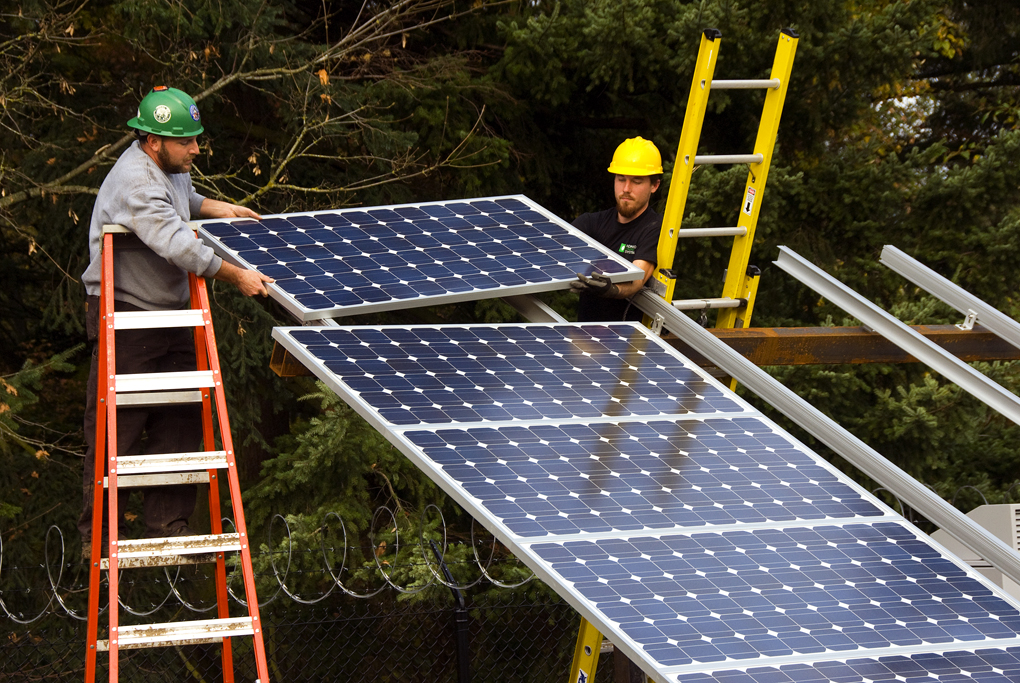 Tecnici Innovation Solutions al lavoro su un impianto fotovoltaico